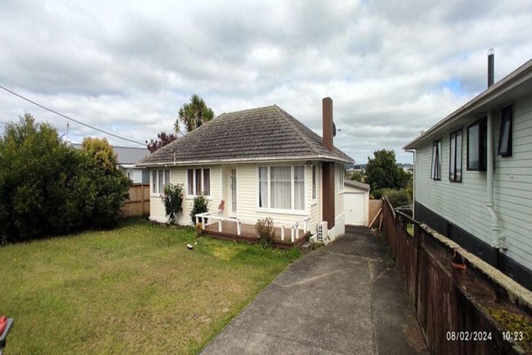Photo of property in 25 Kirrie Avenue, Te Atatu South, Auckland, 0610