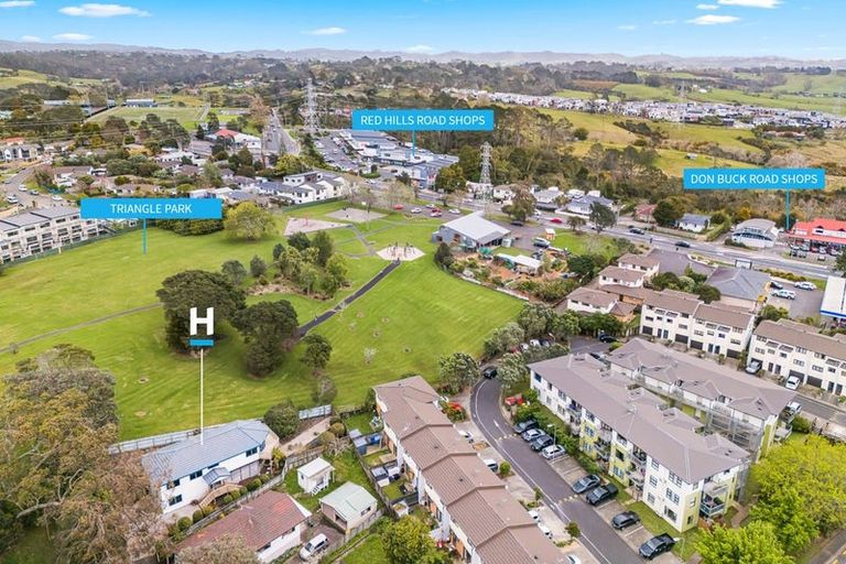 Photo of property in 1b Triangle Road, Massey, Auckland, 0614