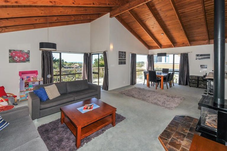 Photo of property in 909 East Coast Road, Northcross, Auckland, 0632