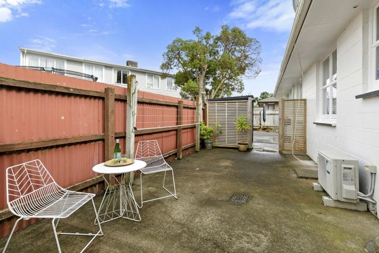 Photo of property in 1a Saulbrey Grove, Woburn, Lower Hutt, 5010