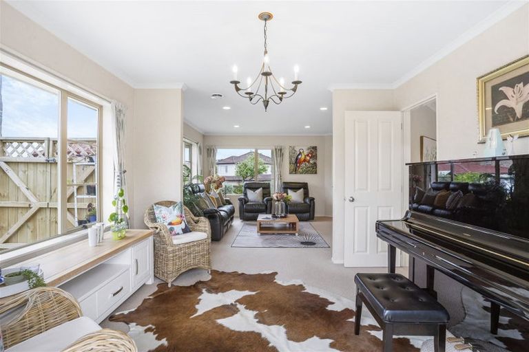 Photo of property in 10 William Woods Court, Flat Bush, Auckland, 2016