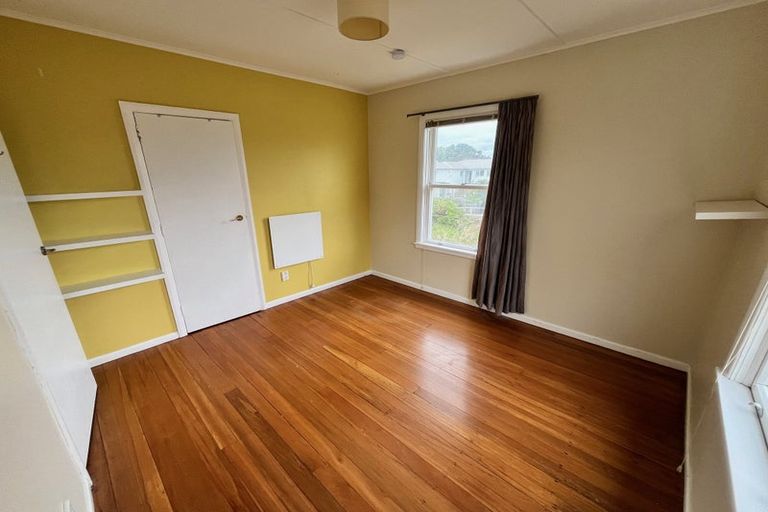 Photo of property in 6 Bowes Crescent, Strathmore Park, Wellington, 6022