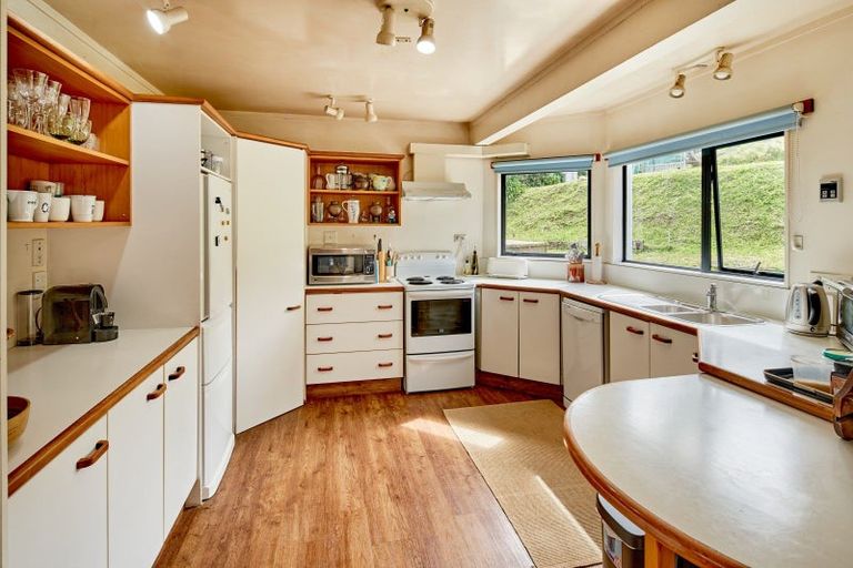 Photo of property in 18 Te Pari Pari Road, Pukerua Bay, 5026