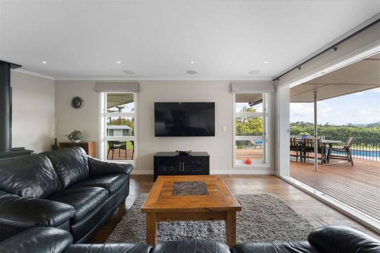 Photo of property in 72 Hanham Road, Kumeu, 0891