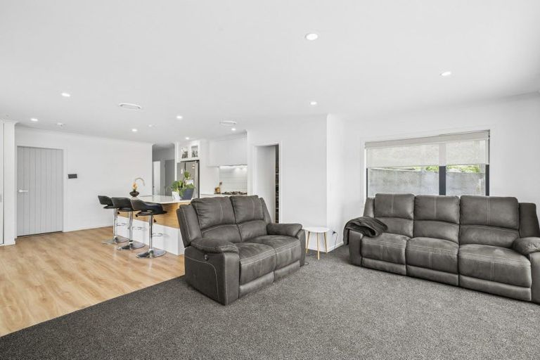 Photo of property in 18 Lyndfield Lane, Newlands, Wellington, 6037