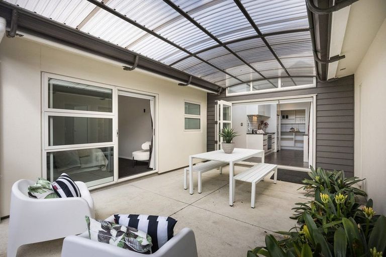 Photo of property in 16 Hardie Street, Hokowhitu, Palmerston North, 4410