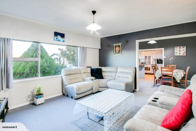 Photo of property in 28 Bowling Road, Greenmeadows, Napier, 4112