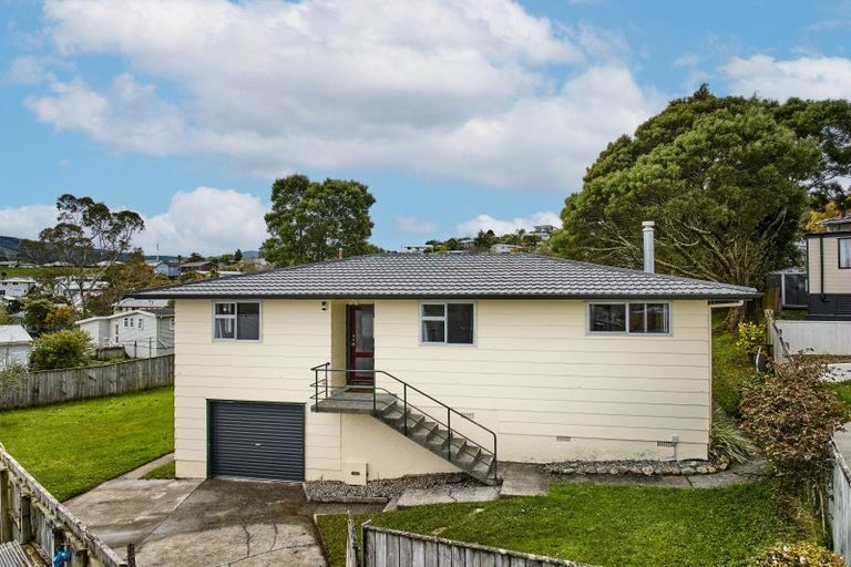 Photo of property in 7 Edelweiss Grove, Timberlea, Upper Hutt, 5018