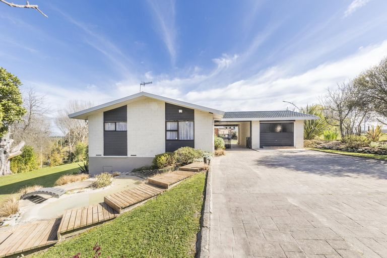 Photo of property in 61 Turitea Road, Fitzherbert, Palmerston North, 4472