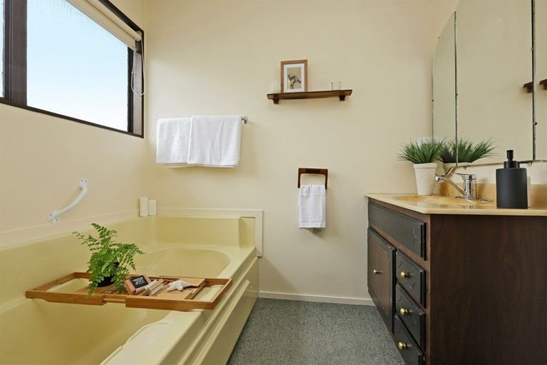 Photo of property in 22 Perry Crescent, Greenmeadows, Napier, 4112