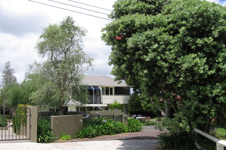 Photo of property in 32 Raymond Street, Point Chevalier, Auckland, 1022