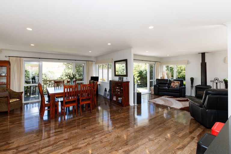 Photo of property in 35 Oram Drive, Turitea, Palmerston North, 4472