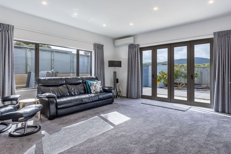 Photo of property in 61 Quadrant Heights, Paraparaumu, 5032