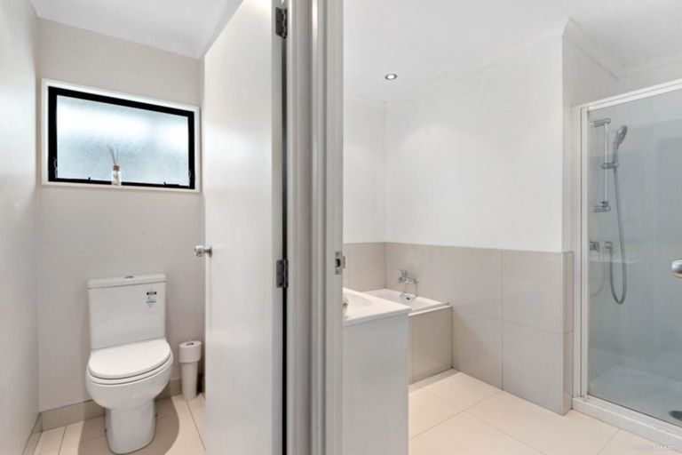 Photo of property in 1 Clarion Place, Glendene, Auckland, 0602