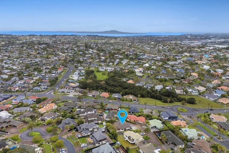 Photo of property in 19 Calypso Way, Unsworth Heights, Auckland, 0632