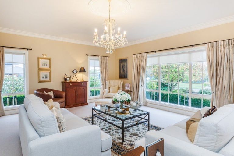 Photo of property in 35 Cashmere Drive, Fitzherbert, Palmerston North, 4410