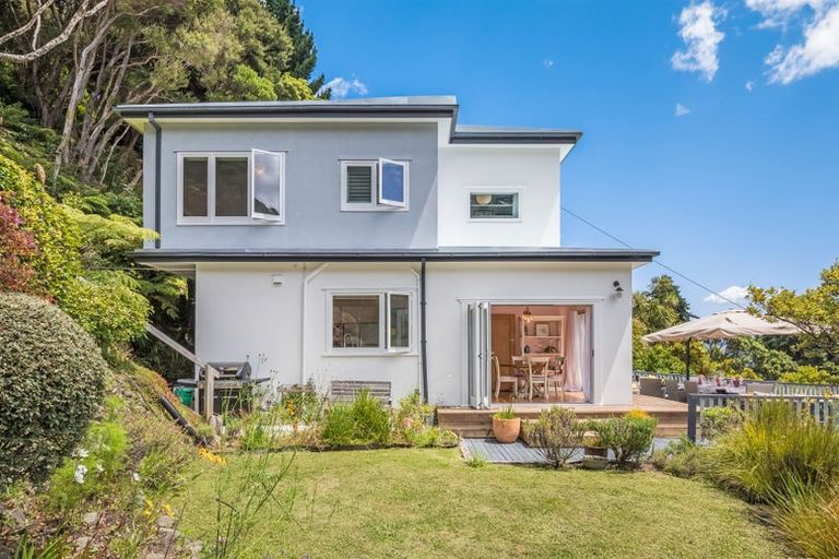 Photo of property in 31 Walter Road, Lowry Bay, Lower Hutt, 5013