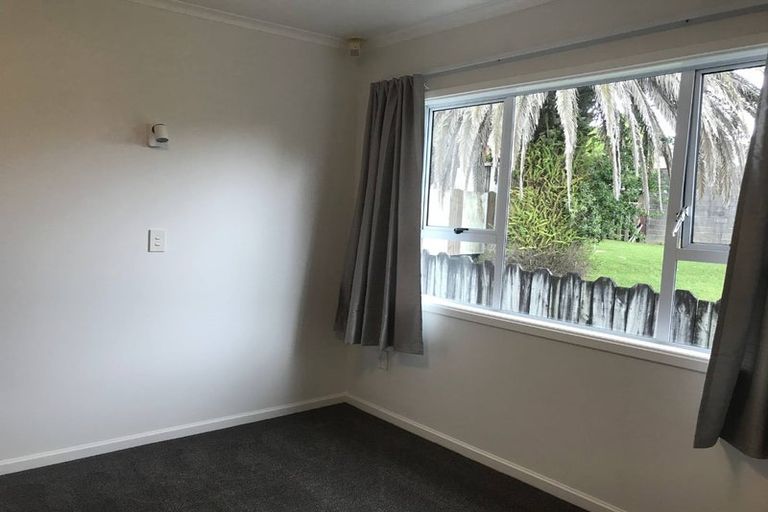 Photo of property in 2/460 East Coast Road, Windsor Park, Auckland, 0630
