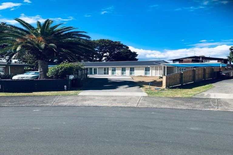 Photo of property in 2/7 Tulloch Place, Conifer Grove, Takanini, 2112