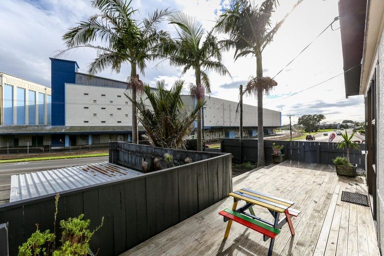 Photo of property in 63 Breakwater Road, Moturoa, New Plymouth, 4310