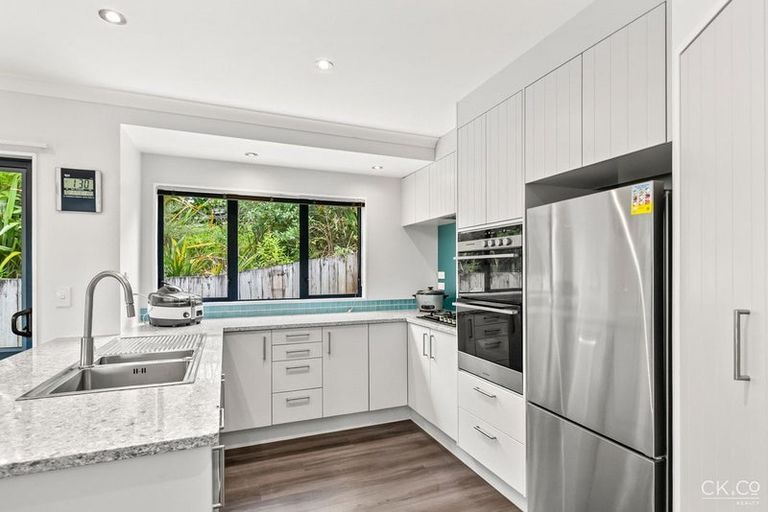 Photo of property in 9 Fernridge Way, Tirohanga, Lower Hutt, 5010