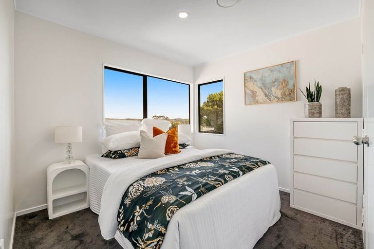 Photo of property in 2/20 Bronzewing Terrace, Unsworth Heights, Auckland, 0632