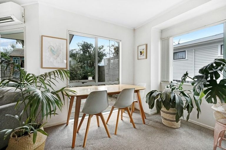 Photo of property in 4 Tiroroa Avenue, Te Atatu South, Auckland, 0610