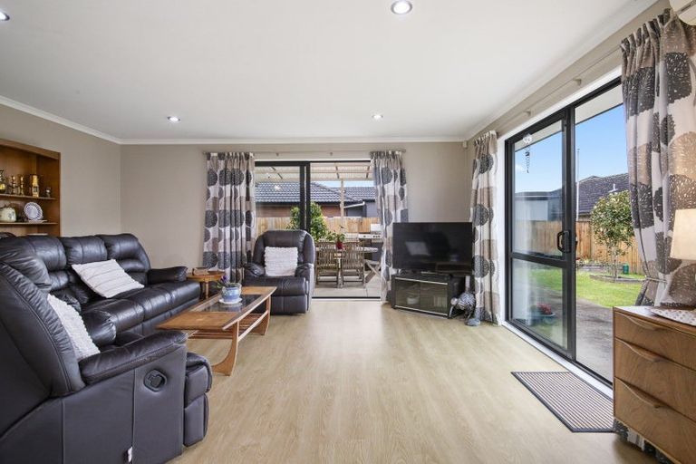 Photo of property in 25 Ripple Grove, Waiuku, 2123