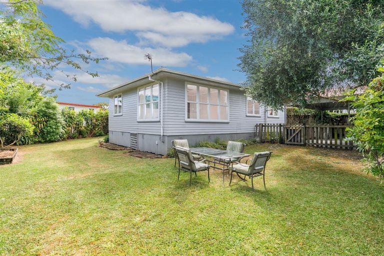 Photo of property in 1/11 St Leonards Road, Kelston, Auckland, 0602