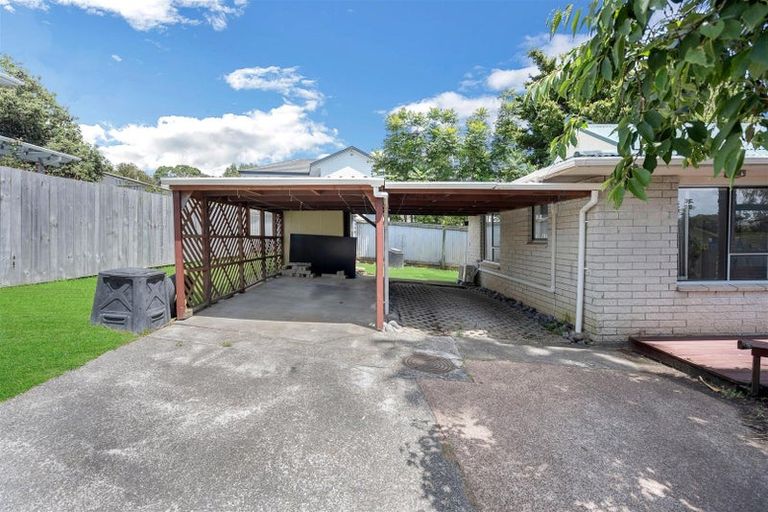 Photo of property in 2/3 Barron Drive, Green Bay, Auckland, 0604