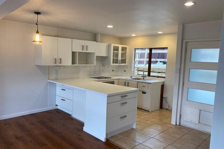 Photo of property in 2/16 Hollyhock Place, Browns Bay, Auckland, 0630