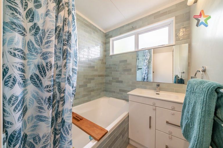 Photo of property in 28 Hollies Crescent, Johnsonville, Wellington, 6037