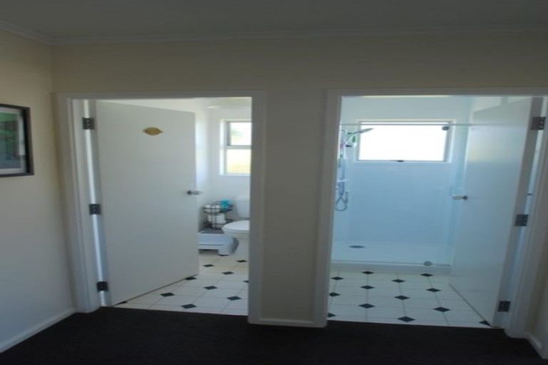 Photo of property in 109 Taylor Terrace, Tawa, Wellington, 5028