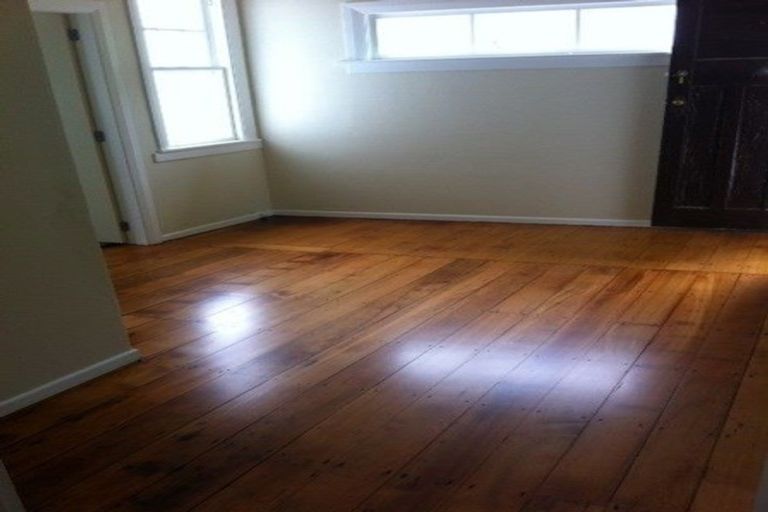 Photo of property in 76a Kelburn Parade, Kelburn, Wellington, 6012