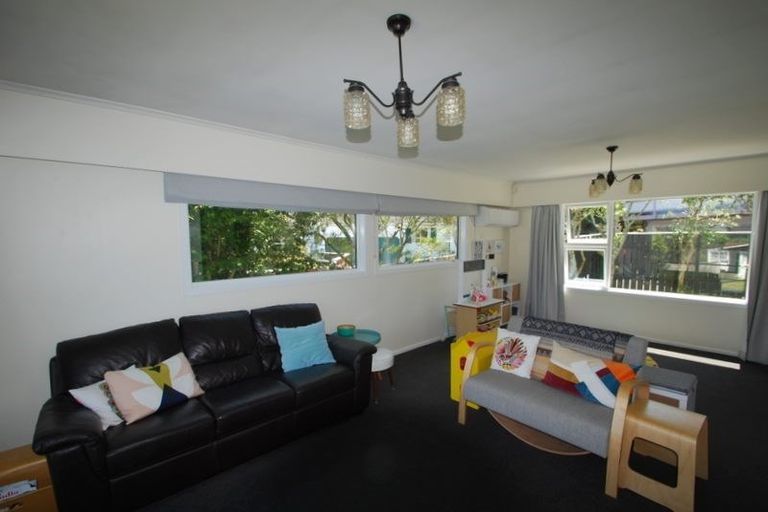 Photo of property in 109 Taylor Terrace, Tawa, Wellington, 5028