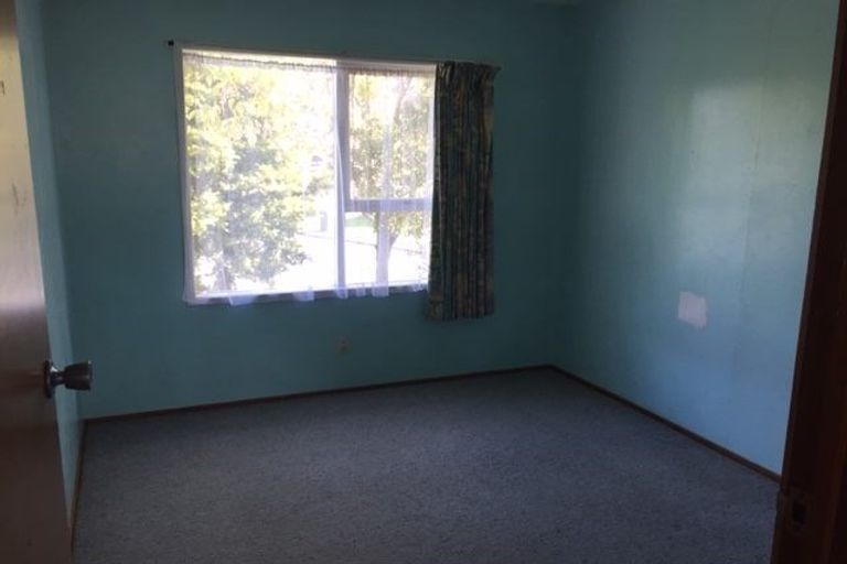 Photo of property in 4 Longbill Place, Glendene, Auckland, 0602