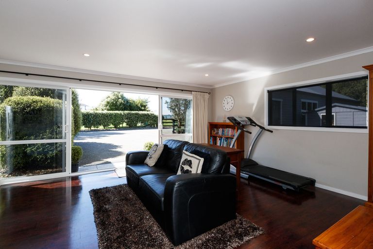 Photo of property in 35 Oram Drive, Turitea, Palmerston North, 4472