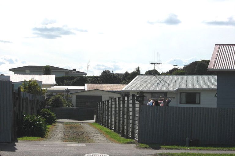 Photo of property in 4a Cross Street, Castlecliff, Whanganui, 4501