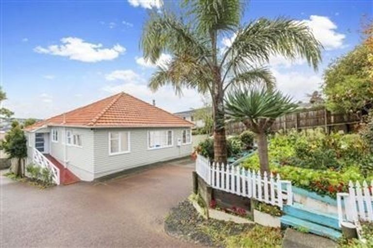 Photo of property in 1/27 Rosedale Road, Pinehill, Auckland, 0632