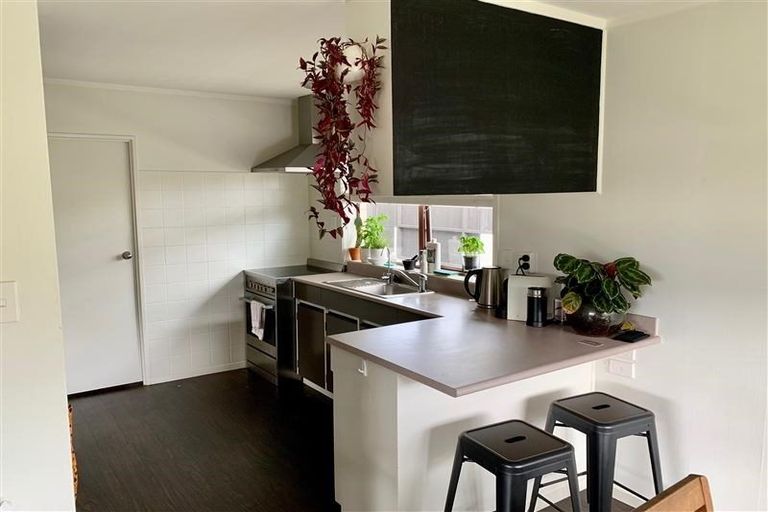 Photo of property in 27 Wainui Avenue, Point Chevalier, Auckland, 1022