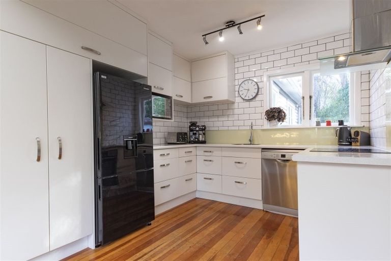 Photo of property in 5 Grovelands Way, Titirangi, Auckland, 0604