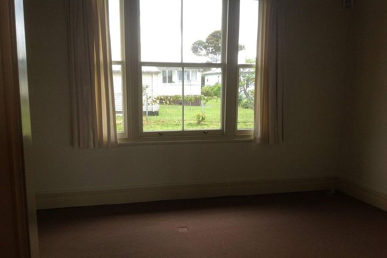 Photo of property in 4 Fairfax Avenue, Northcote, Auckland, 0627