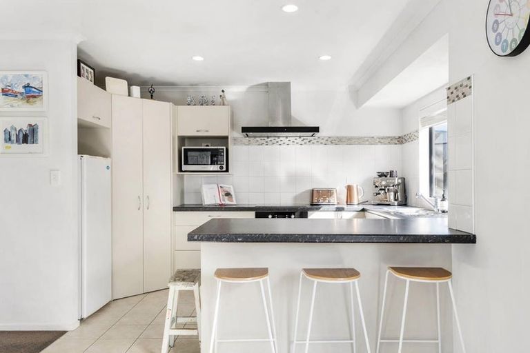 Photo of property in 16 Cathcart Close, Pukekohe, 2120