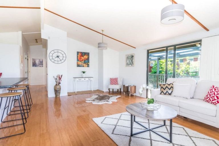 Photo of property in 33a Hutchinson Avenue, New Lynn, Auckland, 0600