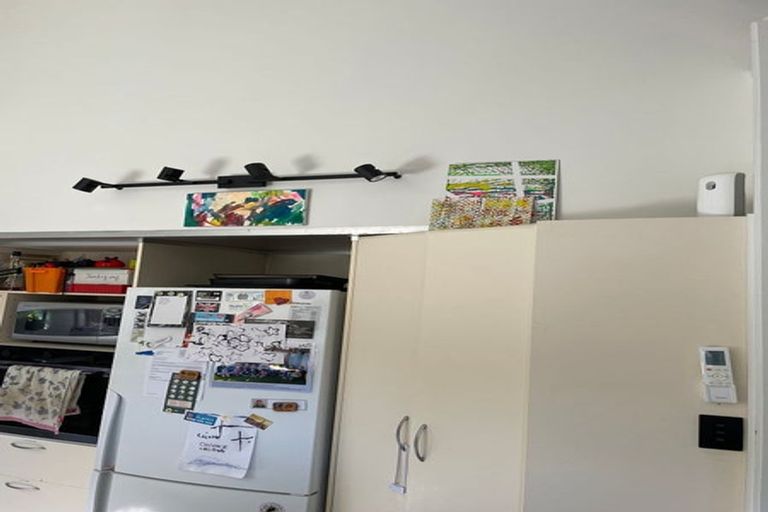 Photo of property in 42 Holyoake Place, Chatswood, Auckland, 0626