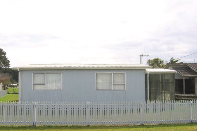 Photo of property in 3 Dewe Terrace, Foxton Beach, Foxton, 4815