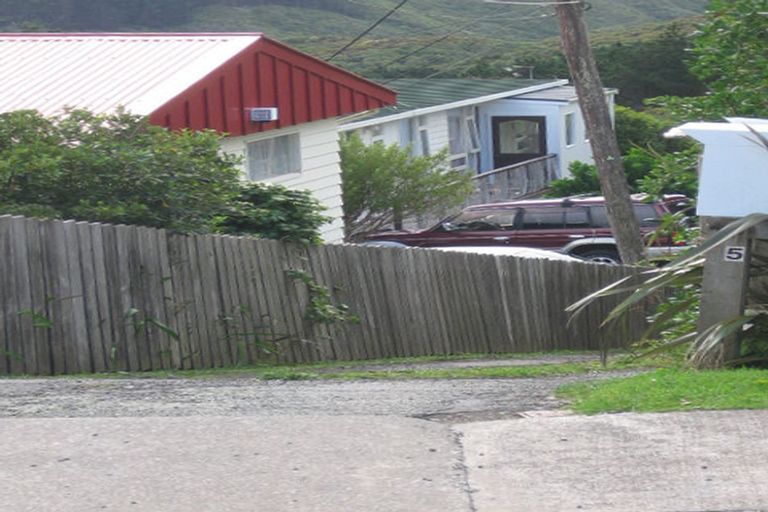 Photo of property in 25a Warrington Grove, Newlands, Wellington, 6037