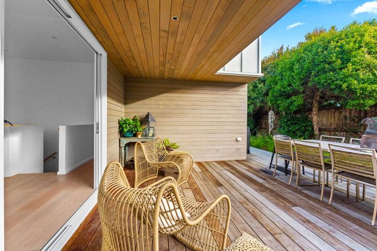 Photo of property in 37a Parr Terrace, Castor Bay, Auckland, 0620