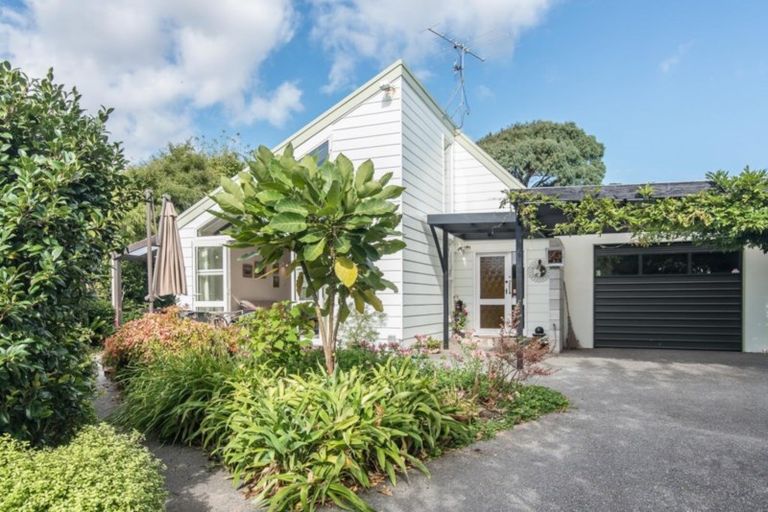Photo of property in 5 Lesley Grove, Waikanae, 5036