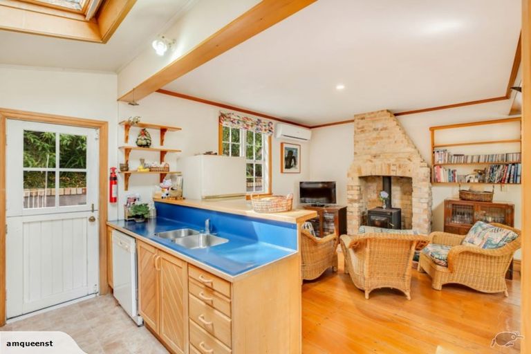 Photo of property in 36 Queen Street, Northcote Point, Auckland, 0627